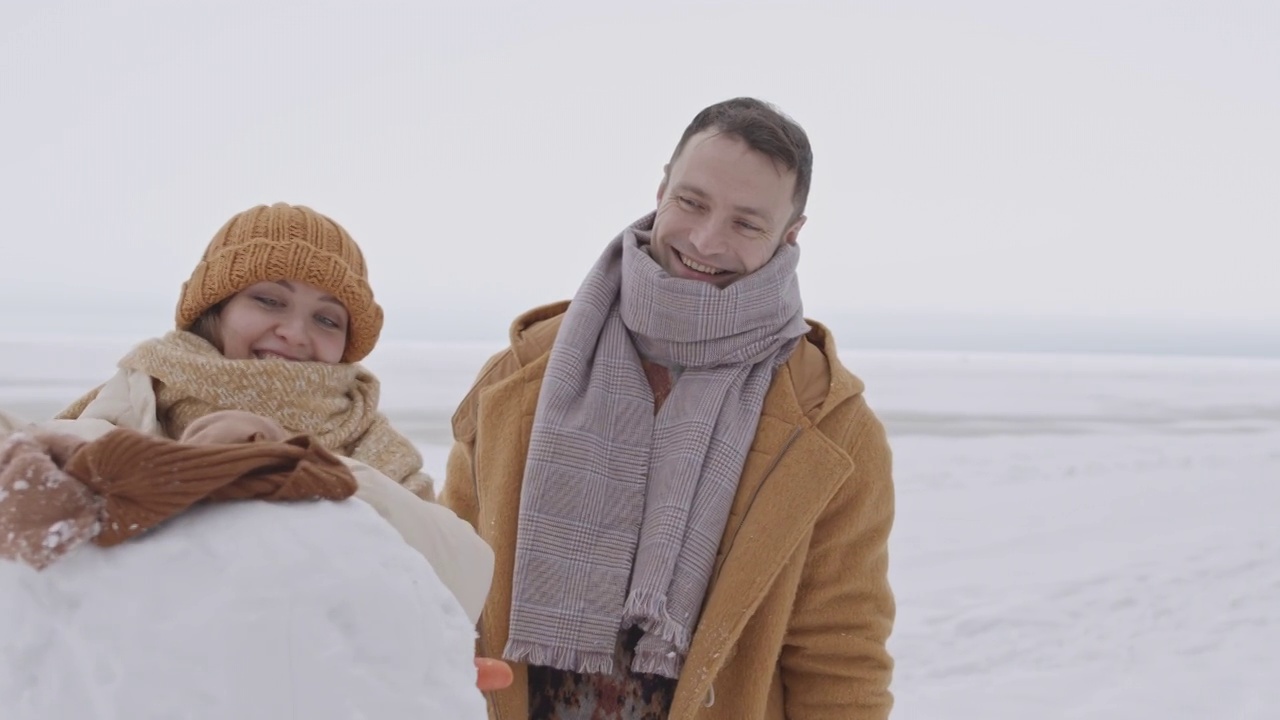 浪漫情侣堆雪人视频素材