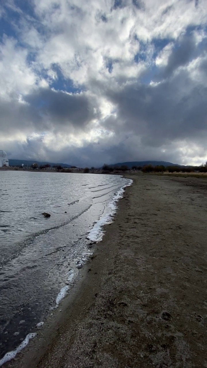 傍晚垂直的河流，海边，海洋，海岸线，潮汐，海浪和明亮的云视频素材