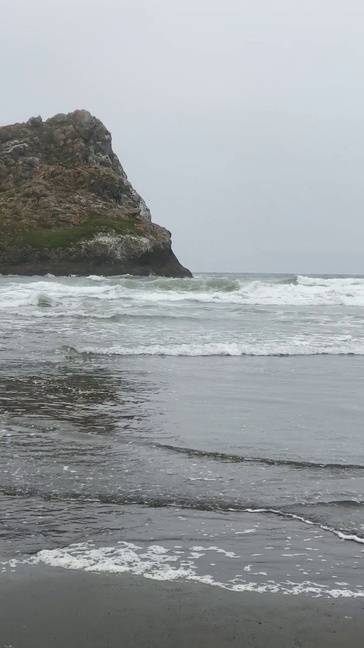 雾霾海洋海边与近海岛屿和潮汐运动平移视频视频素材