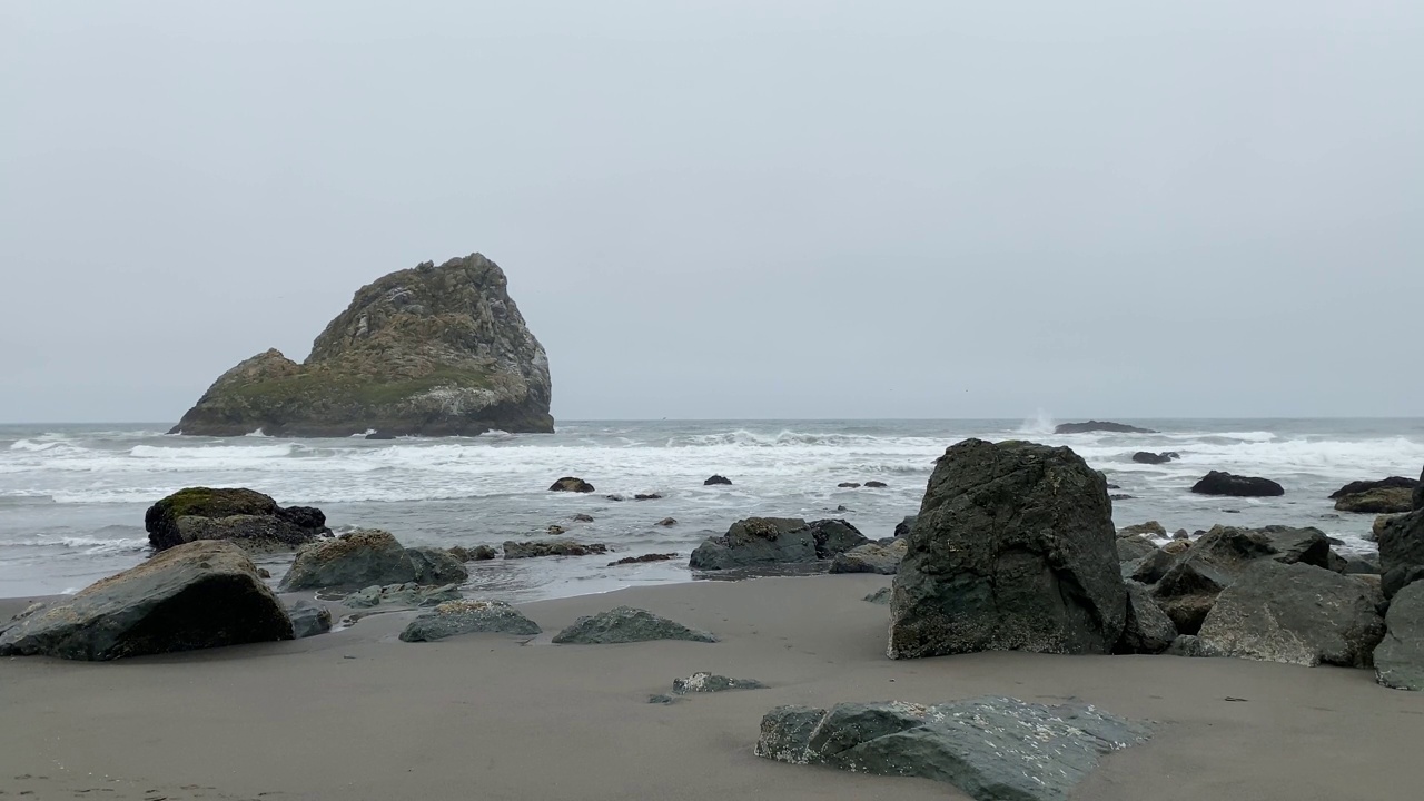 海岸线、海边、海洋、岩石岛在雾中、雾中伴随着海浪视频素材