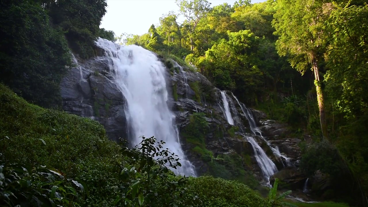 Wachirathan瀑布，美丽的瀑布从高高的悬崖周围绿色的森林背景，Doi Inthanon国家公园，清迈，泰国北部。视频素材