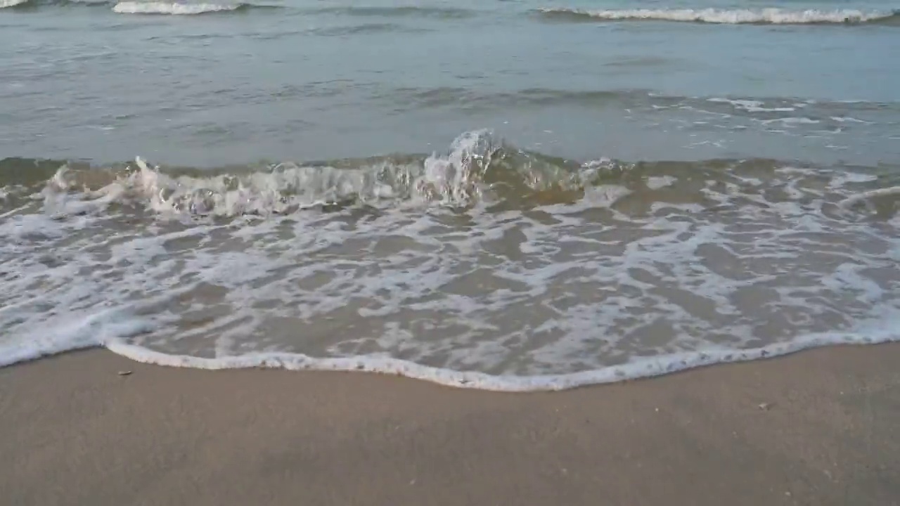 美丽的风景，海浪在沙滩上翻滚视频素材