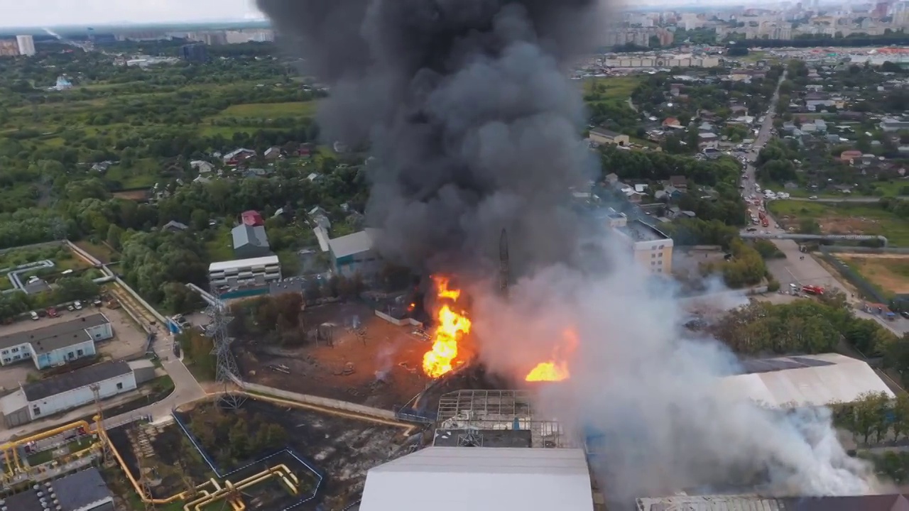 燃烧厂房。城里着火了。鸟瞰图视频素材