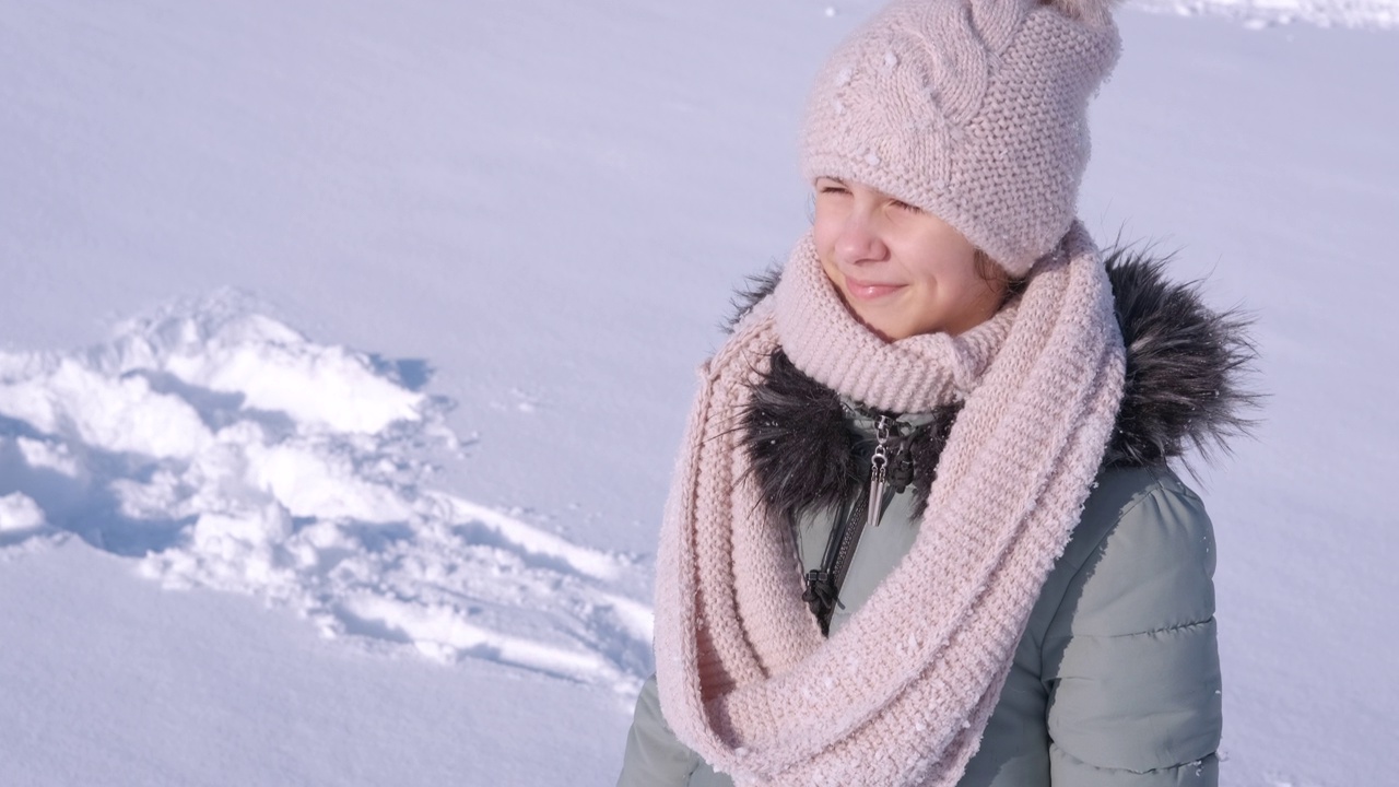 少年在深雪中。视频素材