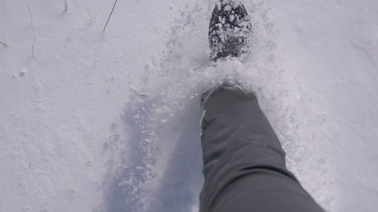 POV男子在雪地上行走4k慢镜头60帧/秒视频素材