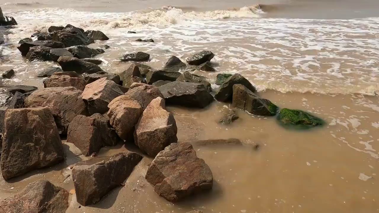 海浪拍打着岩石。视频素材