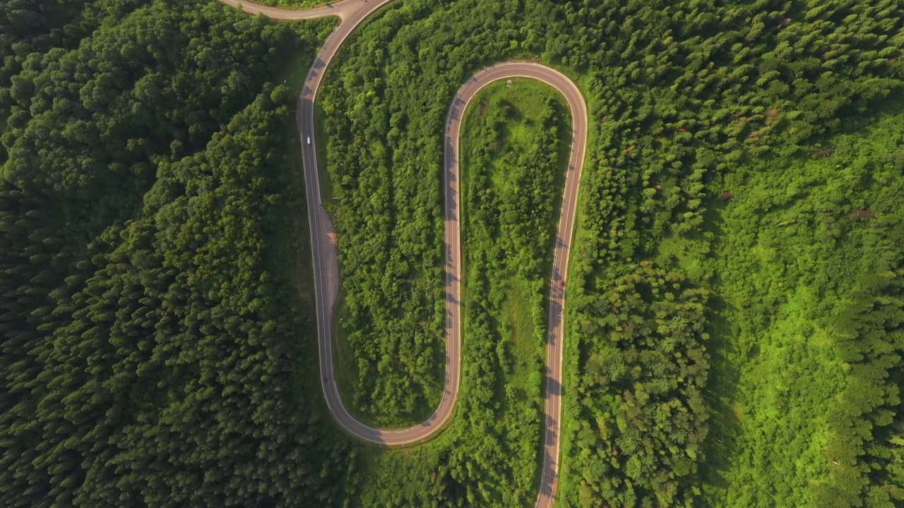 从直升机上俯瞰蜿蜒的道路。视频素材