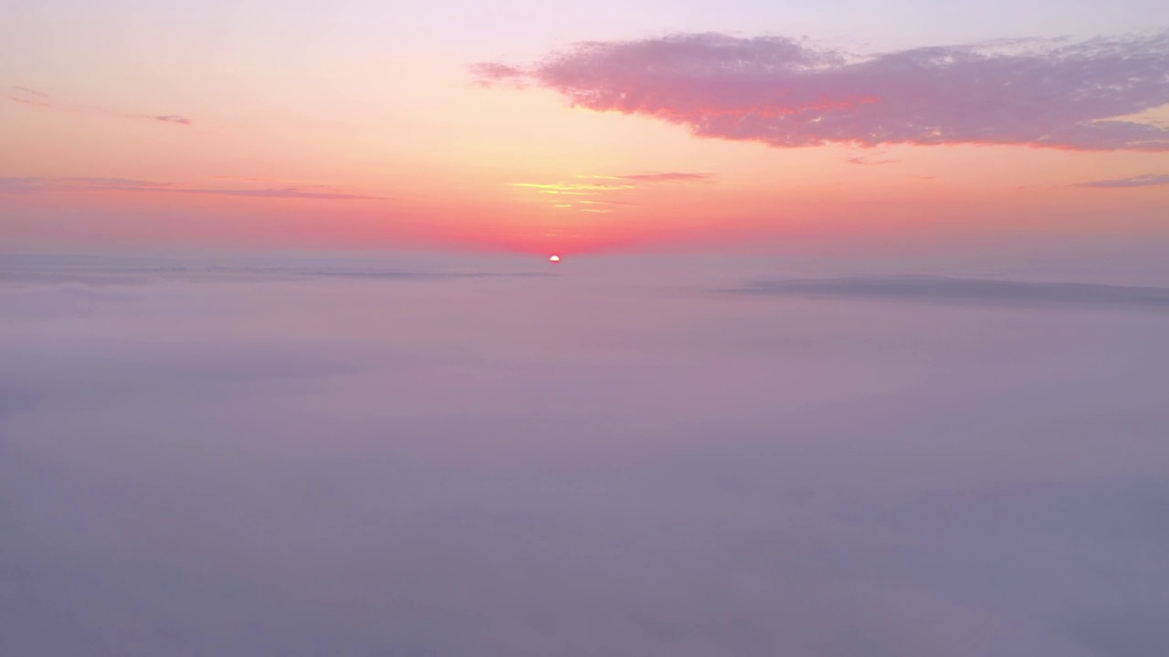 鸟瞰日出时壮观的云海。视频素材