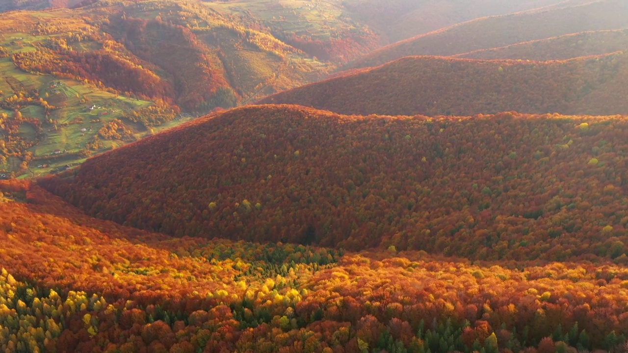 白天，一架无人机飞过五彩缤纷的山坡，看到了迷人的景色。视频素材