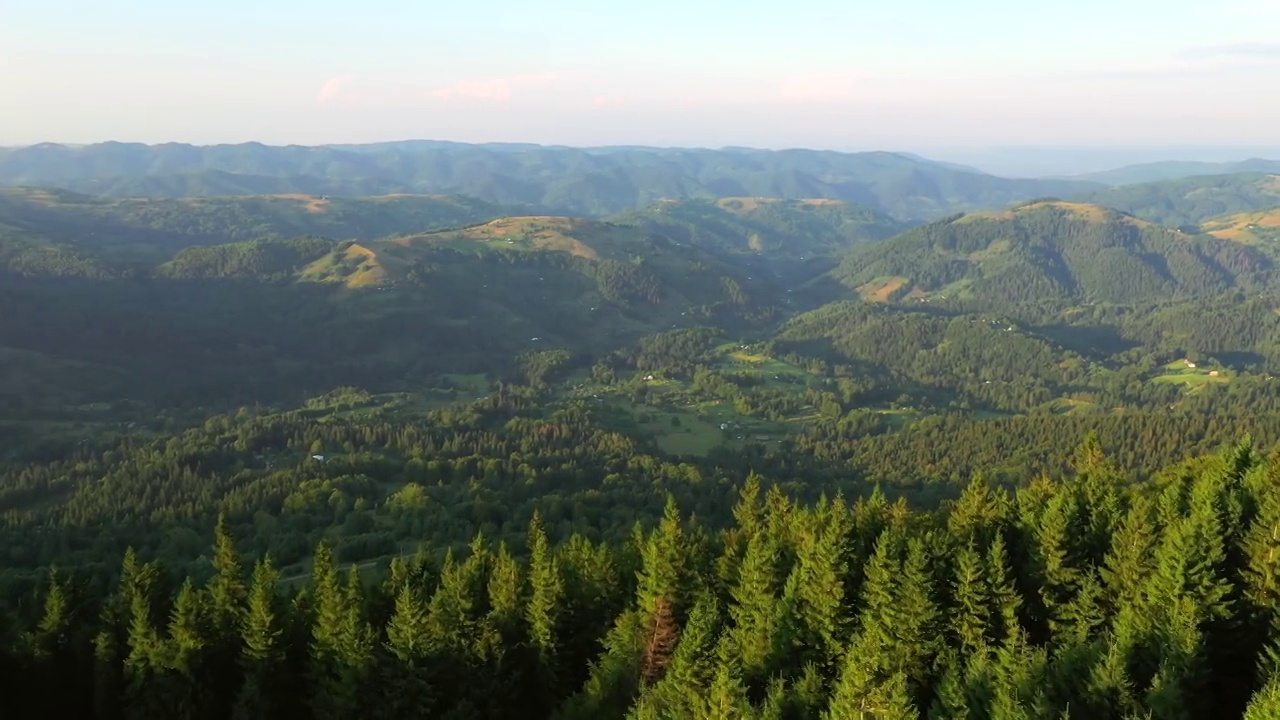 鸟瞰青山峡谷的壮丽景色。视频素材