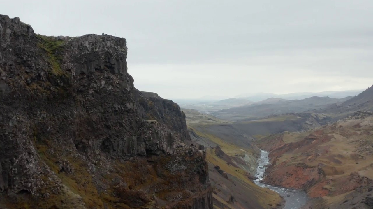 向前飞沿着参差的岩壁，又宽又深的峡谷。山景全景。Haifoss、冰岛视频素材