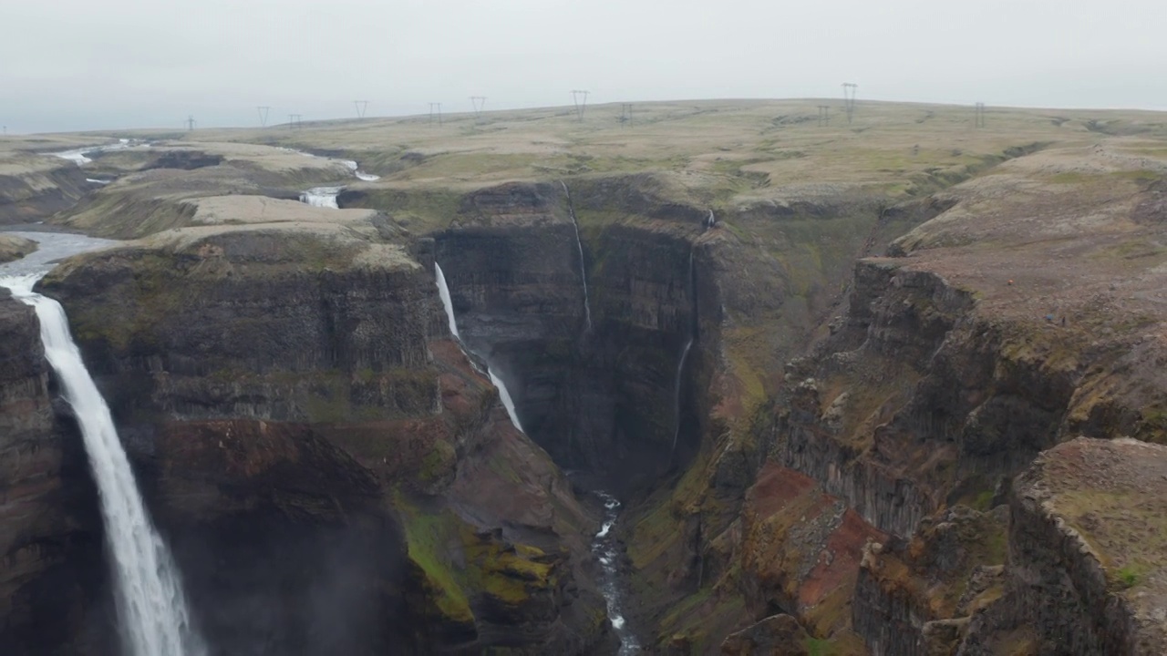 巨大峡谷的全景。向后揭示的高和丰富的瀑布。美丽的北欧自然。Haifoss、冰岛视频素材