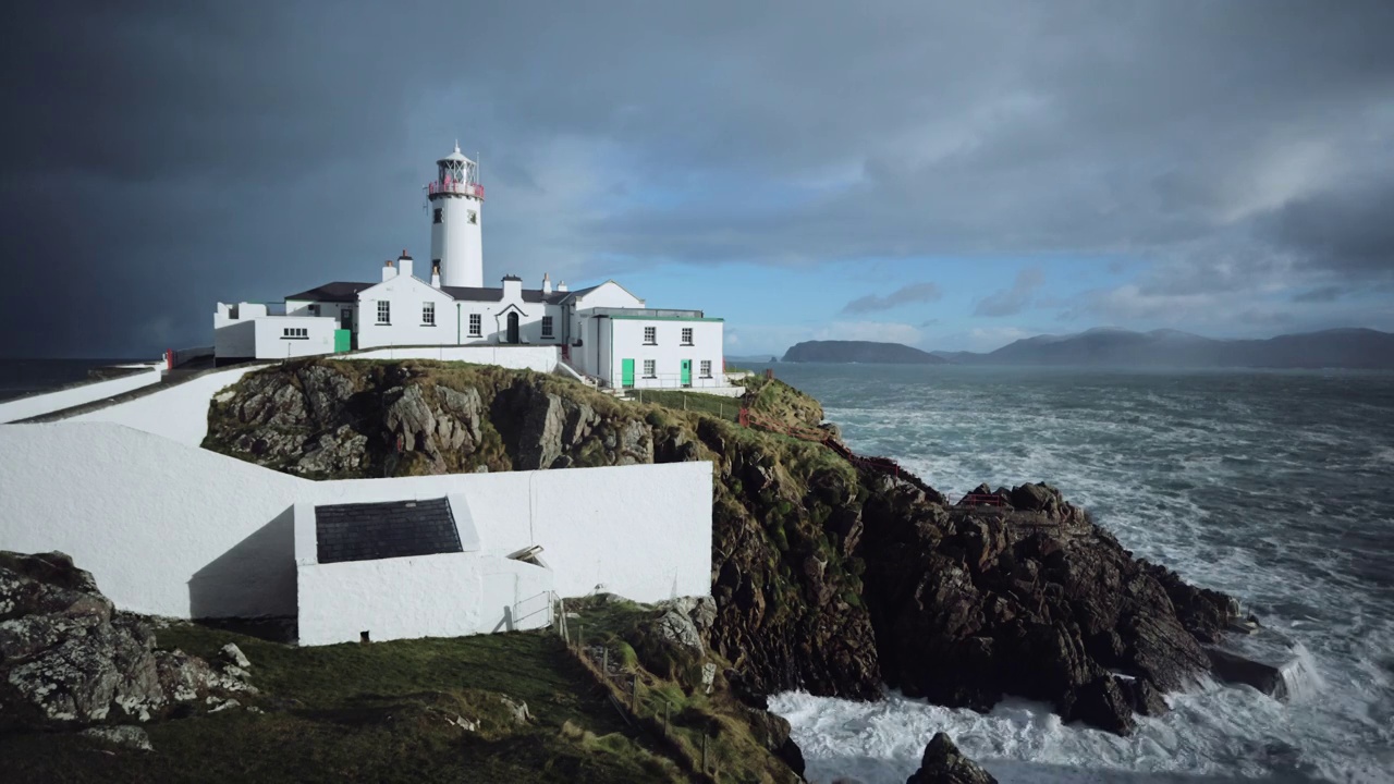 Fanad Head灯塔的美丽景色。爱尔兰多尼哥郡海岸。野生大西洋。多云的天空和巨大的波浪视频素材