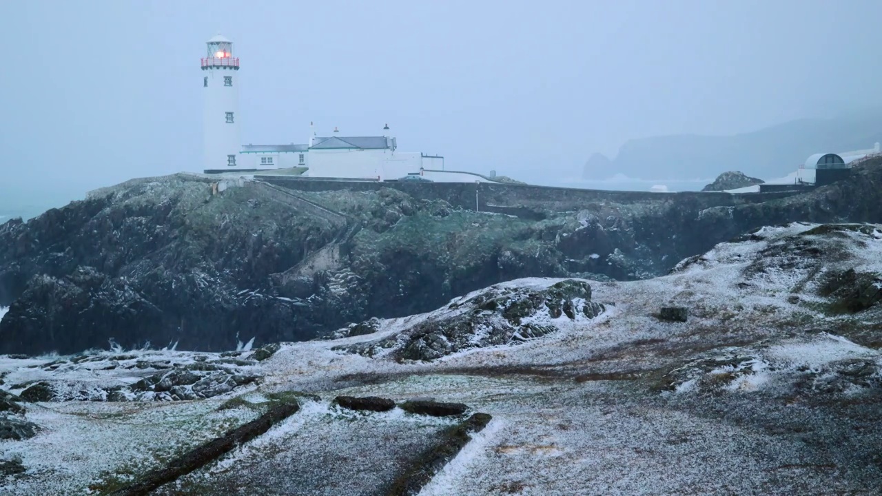 Fanad Head灯塔的冬季暴风雪。爱尔兰多尼哥郡海岸。野生大西洋的方式视频素材