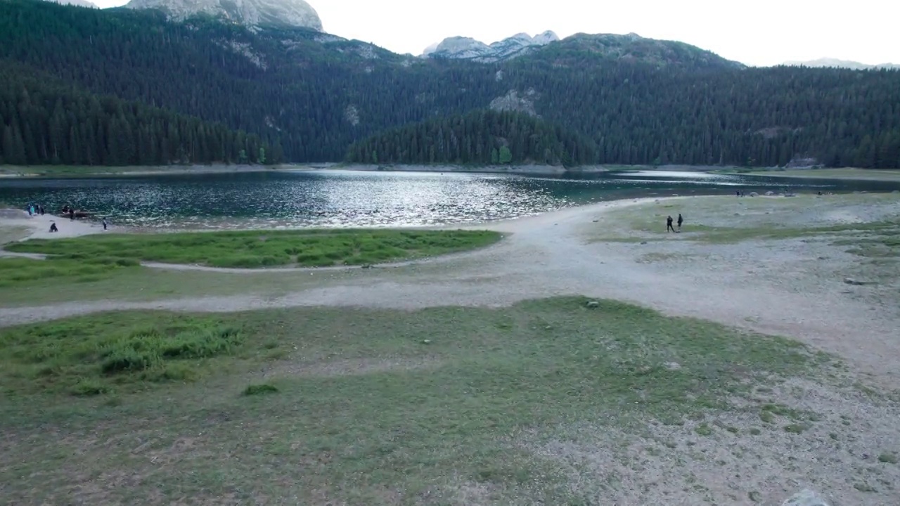 鸟瞰黑山的黑湖，杜米特公园的山视频素材