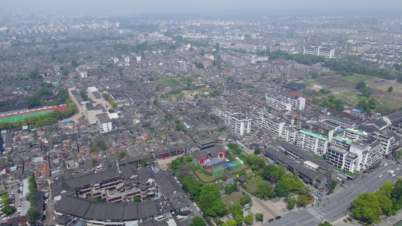 航拍扬州市区古民居灰瓦屋顶视频素材