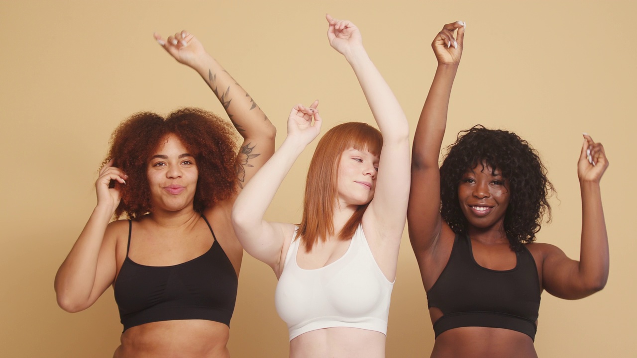 混合种族的妇女用慢动作举起双手跳舞视频素材