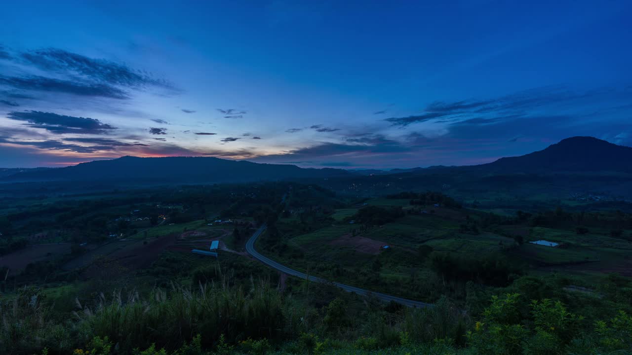 时间推移:泰国碧查汶Khao Kho区Khao Takian风景区山上的日出视频下载