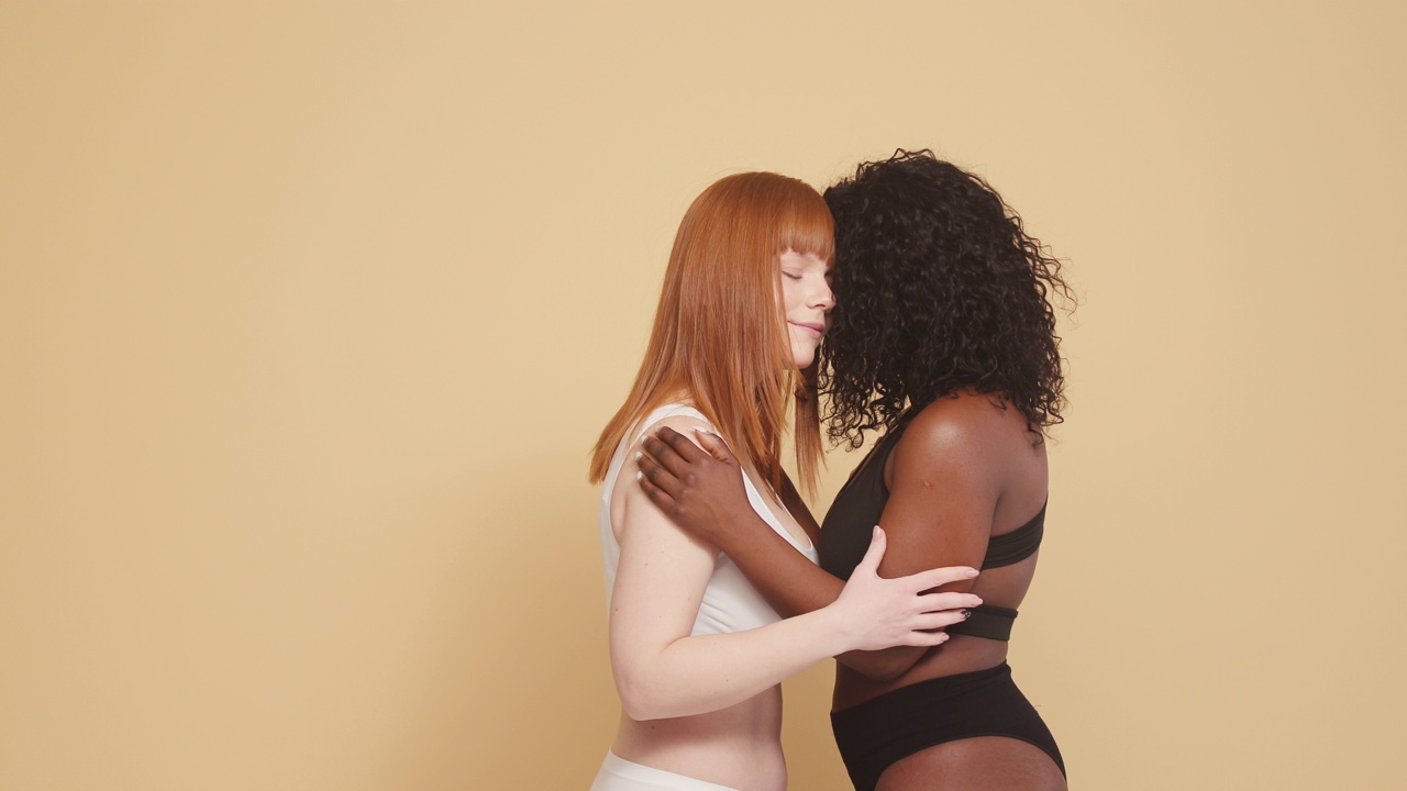 非洲裔美国人和白人妇女相互拥抱，表现出种族团结视频素材
