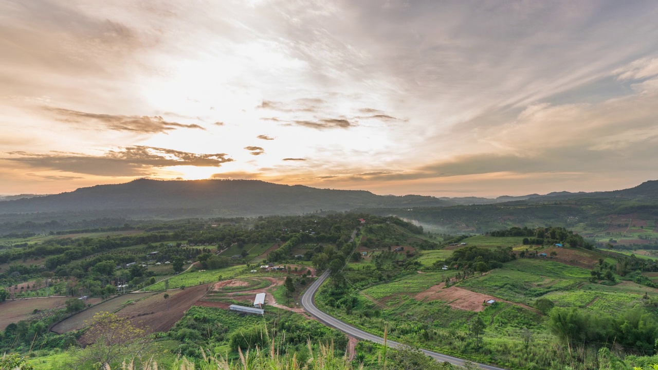 时间推移:泰国碧查汶Khao Kho区Khao Takian风景区山上的日出视频素材