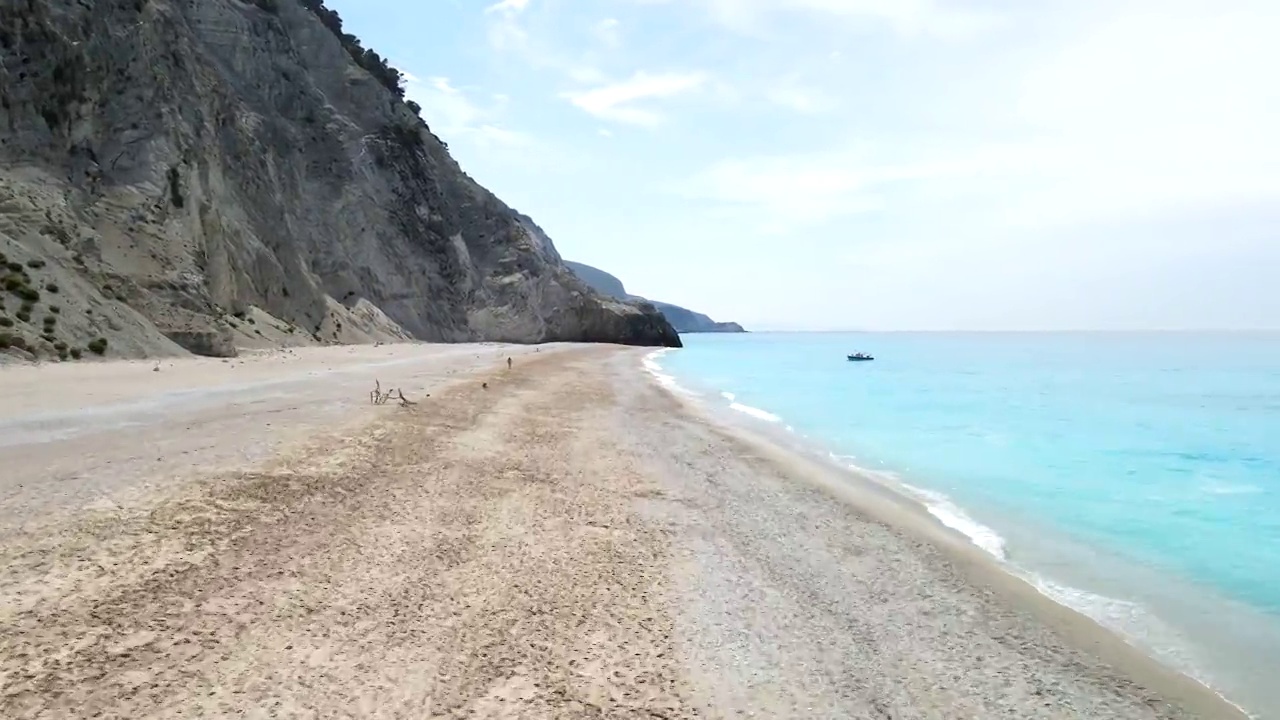 希腊莱夫卡达岛的白鹭海滩鸟瞰图视频素材