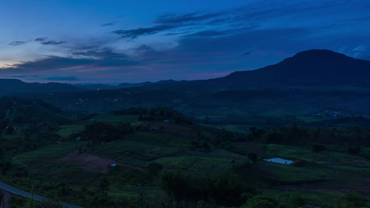 时间推移:泰国碧查汶Khao Kho区Khao Takian风景区山上的日出视频素材