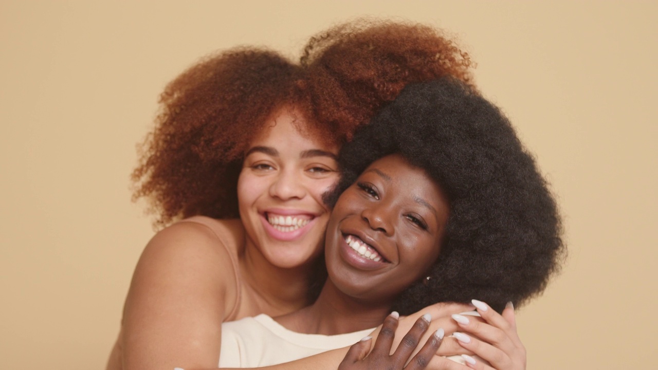 不同种族的女性朋友用灿烂的微笑拥抱视频素材