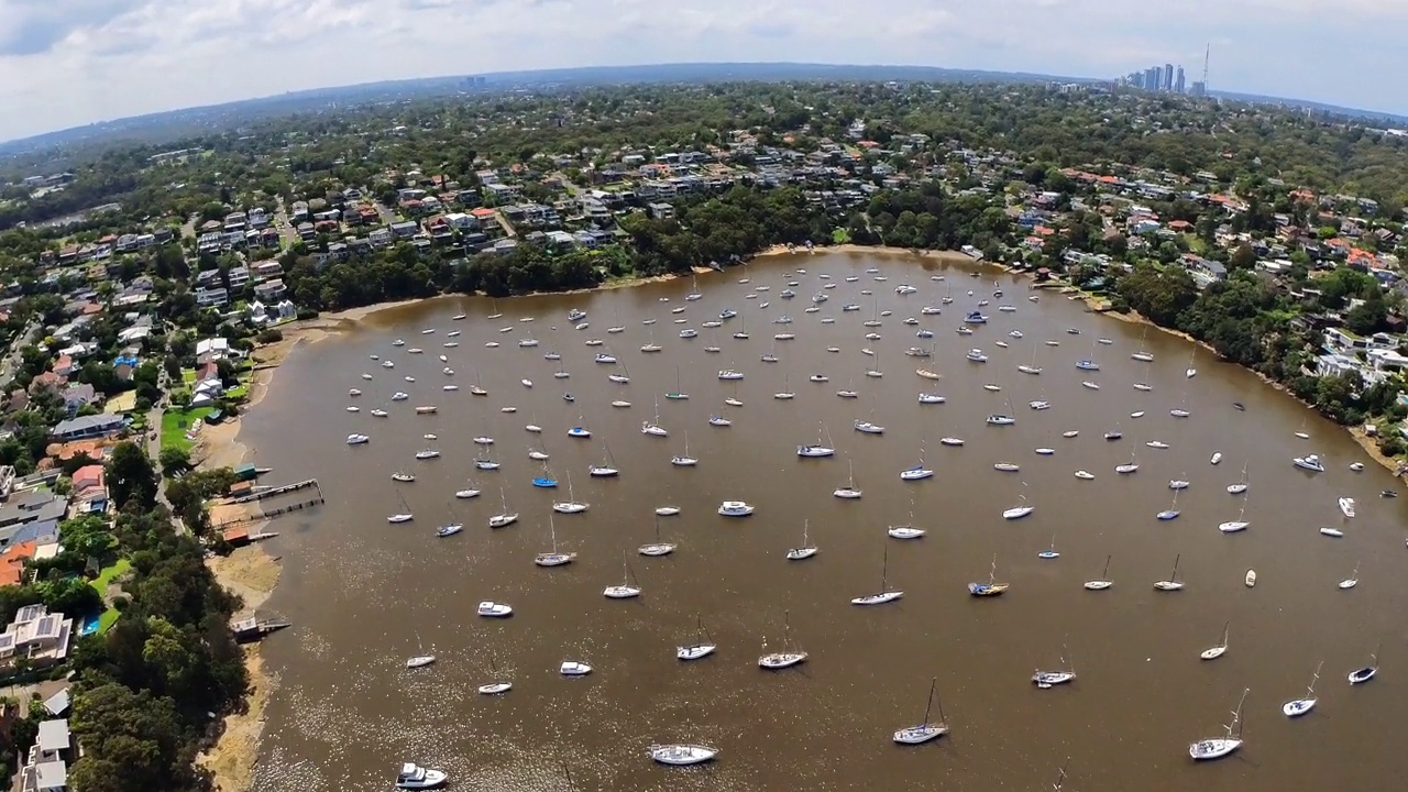 从空中俯瞰，游艇停泊在雷恩湾(Lane Cove)河的一个小海湾里，雷恩湾河就是从这里进入悉尼港的。澳大利亚悉尼。视频素材