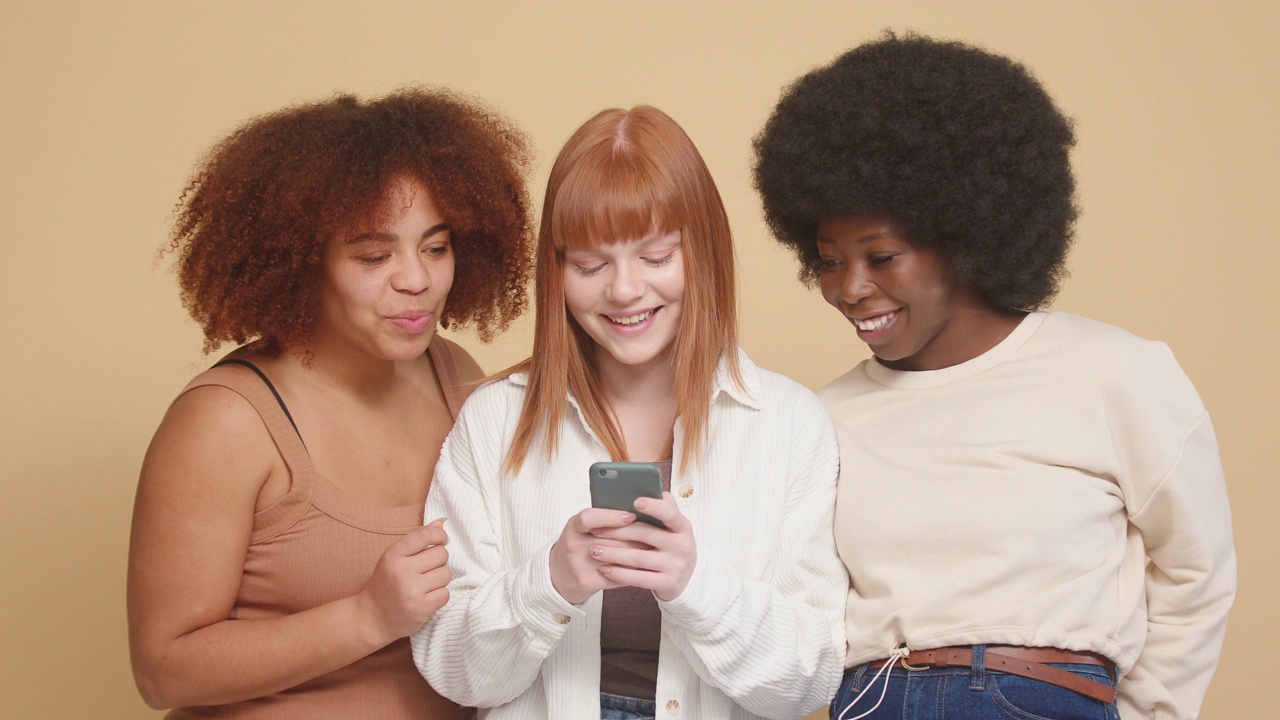 混血女性朋友在社交媒体上浏览视频素材