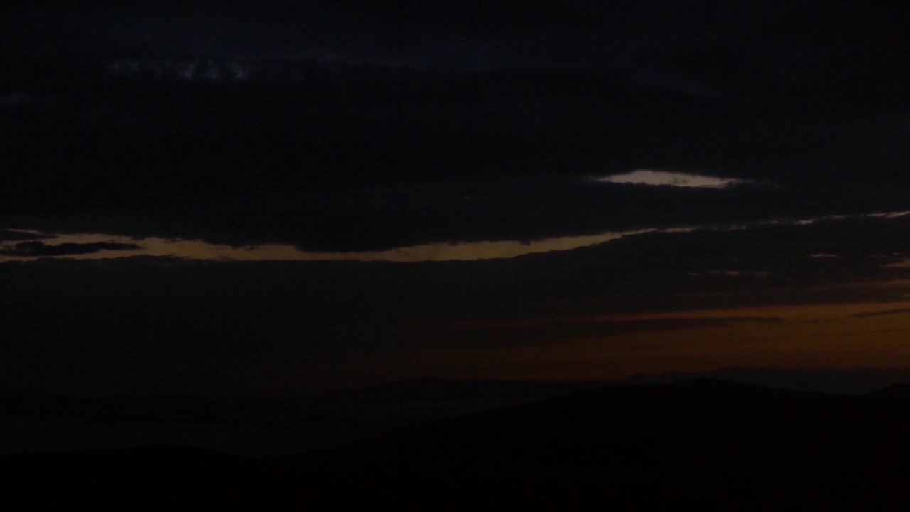 清晨俯瞰山脉的全景视频素材