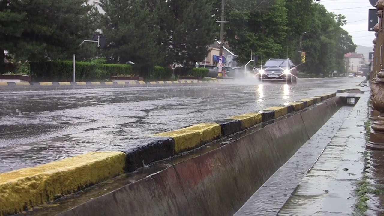 汽车在大雨中行驶视频素材