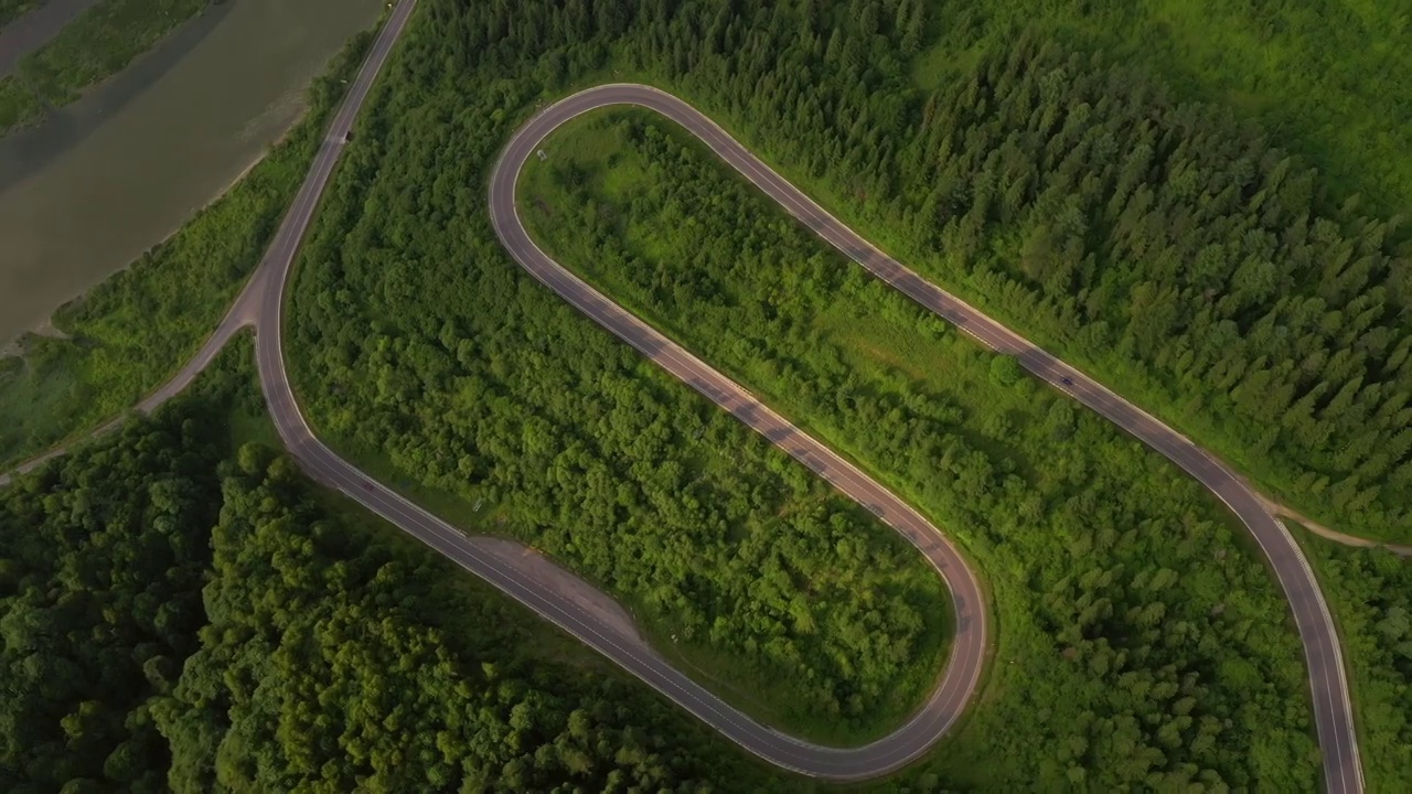 从直升飞机上俯瞰蜿蜒的道路。视频素材