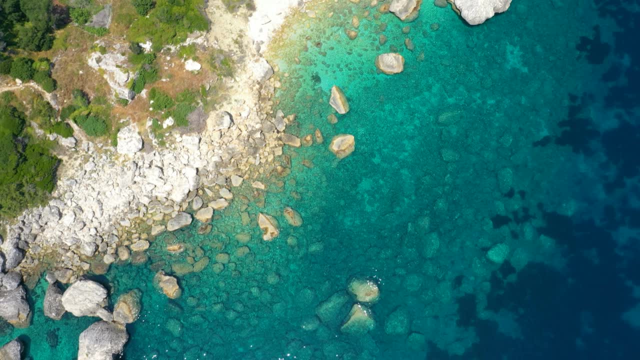 鸟瞰碧蓝的海浪和奇异的岩石海岸线视频素材