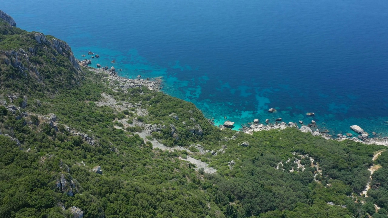 希腊岛屿的岩石海岸，平静的蓝色海面上波涛汹涌视频素材