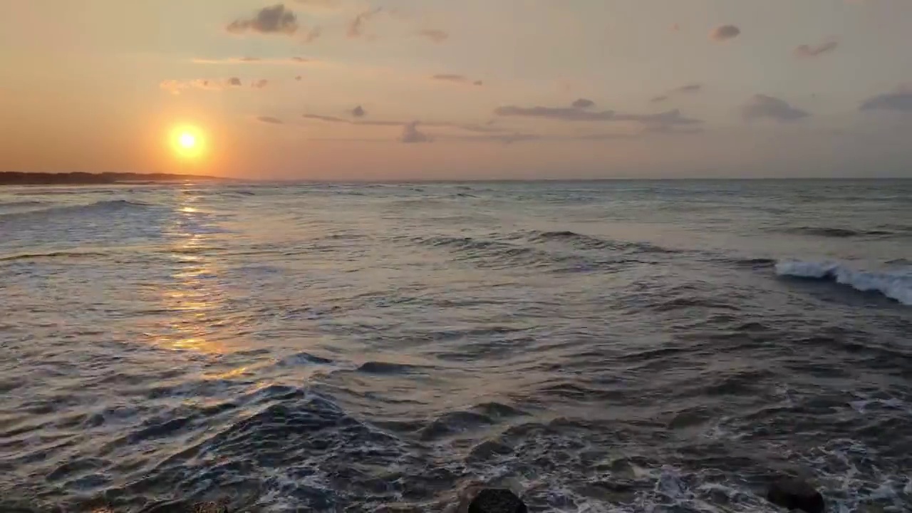 海日落，海景观，海水表面被夕阳照亮夏天的光视频下载