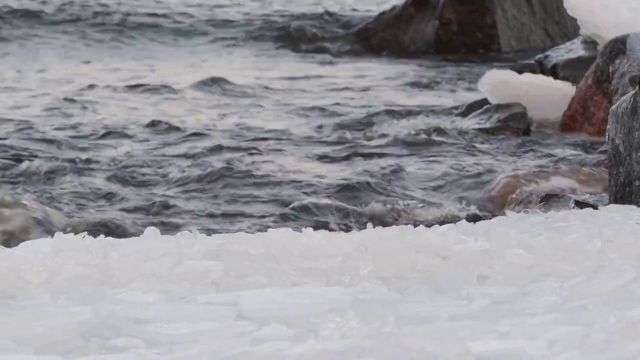 瑞典波罗的海，大雪和小浪冲击着海岸视频素材