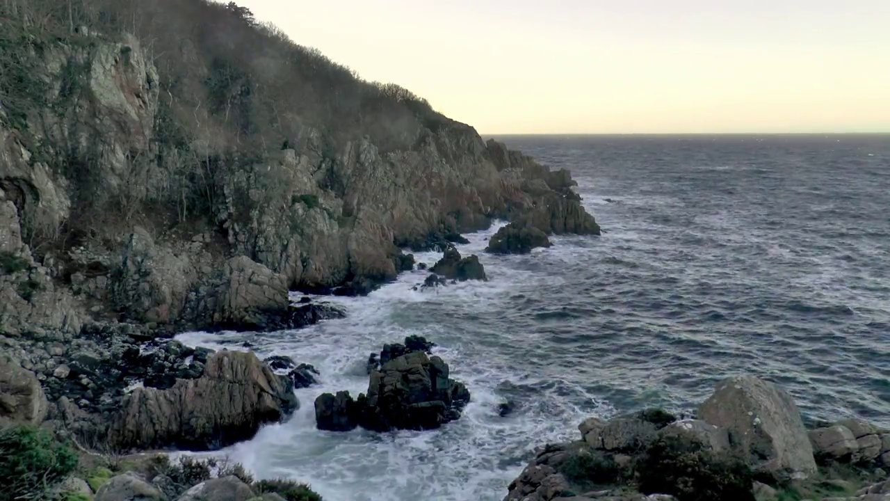 巨浪冲击着瑞典多岩石的海岸视频素材