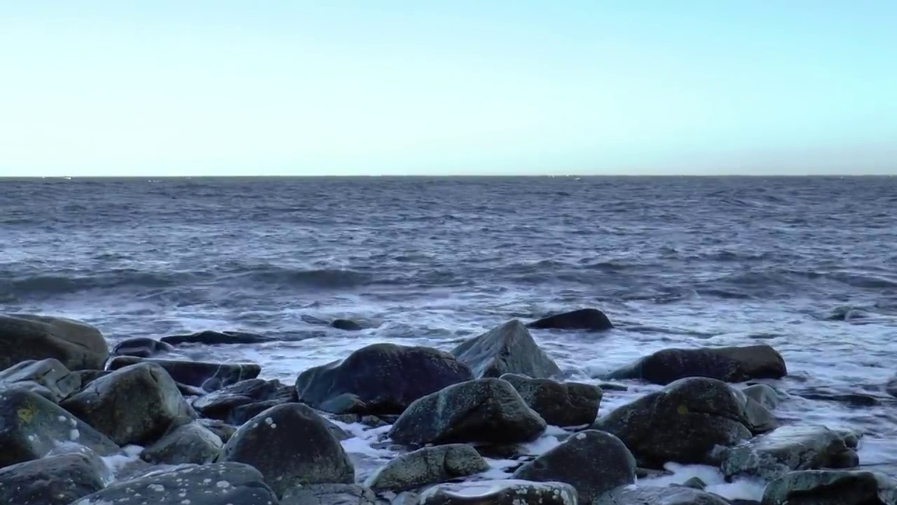 海浪拍打着瑞典多岩石的海岸视频下载