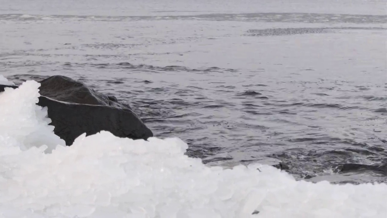 波罗的海，大雪和小浪冲击着海岸视频素材