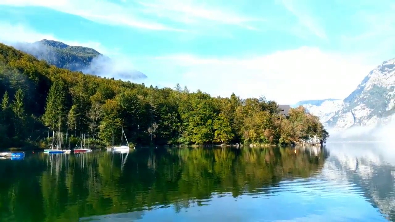 斯洛文尼亚风景优美的博欣吉湖。湖边的秋天。朱利安·阿尔卑斯山脉的博欣季谷。上卡尼奥拉地区，Triglav国家公园的一部分视频素材