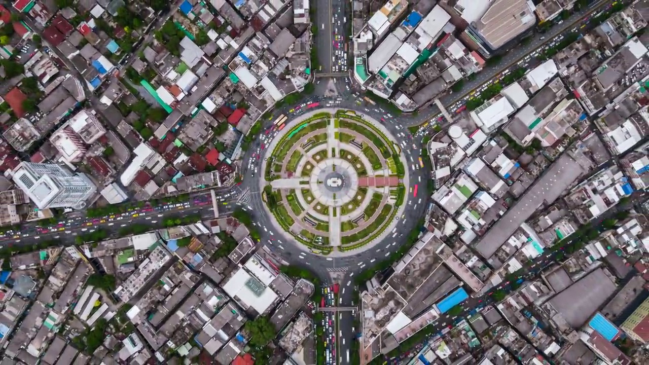 从上到下的时间推移鸟瞰图，在交通高峰期在泰国曼谷的大回旋处视频素材