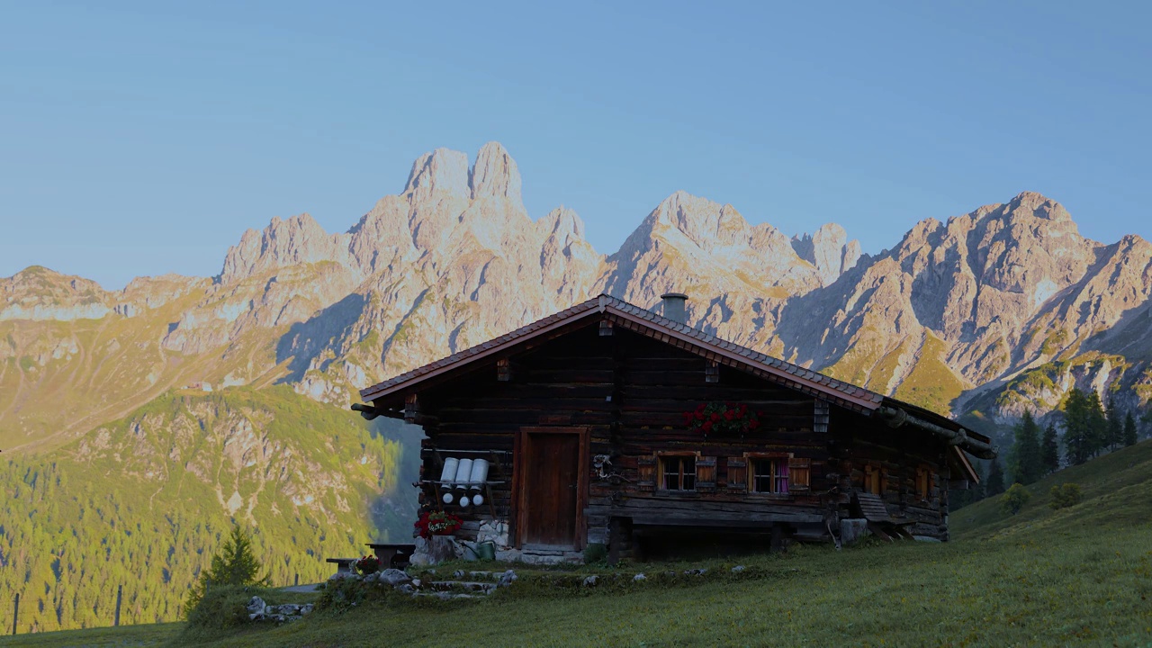 时间推移:夏季阿尔卑斯山的日出和山间小屋视频素材