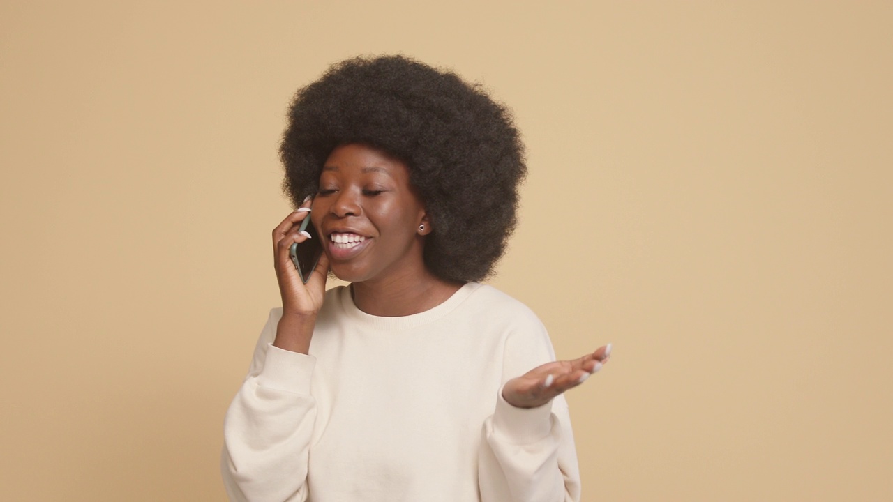 非洲裔美国妇女微笑着通过智能手机交谈视频素材
