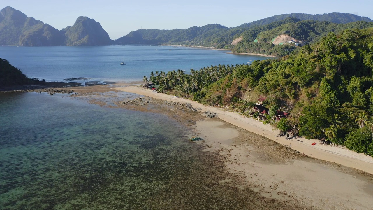 4k天线下降Cas Cabanas热带海滩的镜头，El Nido，巴拉望，菲律宾。背景是山脊视频素材