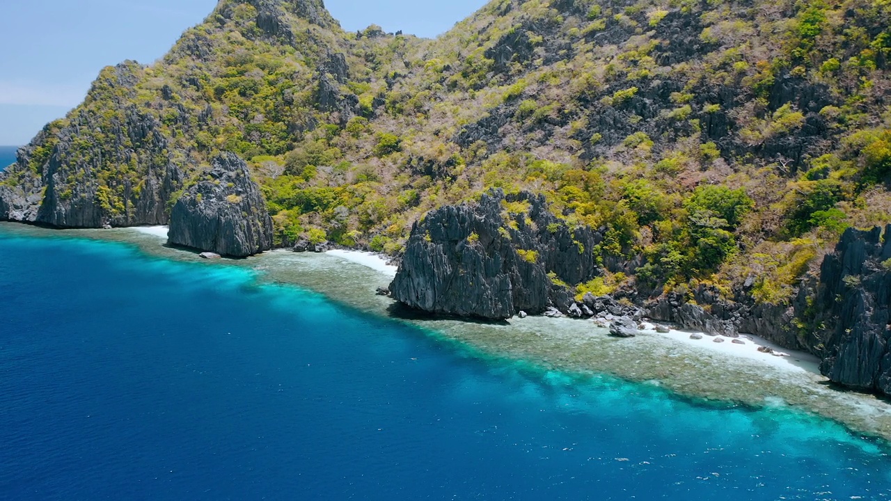 马廷洛克岛，El Nido，巴拉望，菲律宾。鸟瞰可爱的小海滩、清澈的海水、陡峭的悬崖和珊瑚礁。独特的景点，顶级的旅游目的地和必看的地方视频素材