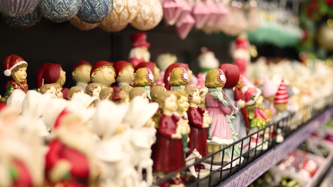 市场上的圣诞装饰品收了视频素材