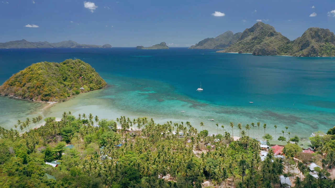 无人机拍摄的拉斯卡瓦纳斯海滩全景。El Nido，巴拉望岛，菲律宾。孤独的帆船停泊在蔚蓝的大海上。天堂般的沙滩上长满了棕榈树视频素材