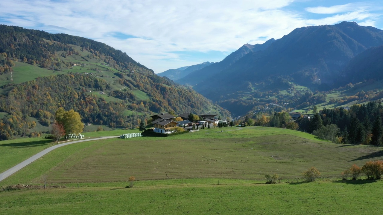 风景如画的奥地利山村在绿色的小山上视频素材