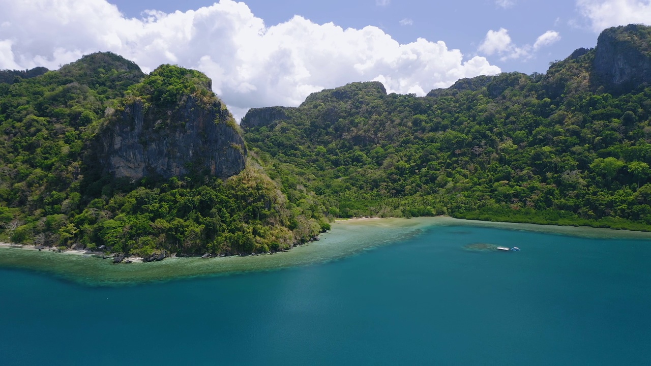 拉根岛。El Nido，巴拉望岛，菲律宾。湛蓝的海水，椰子树和丛林视频素材