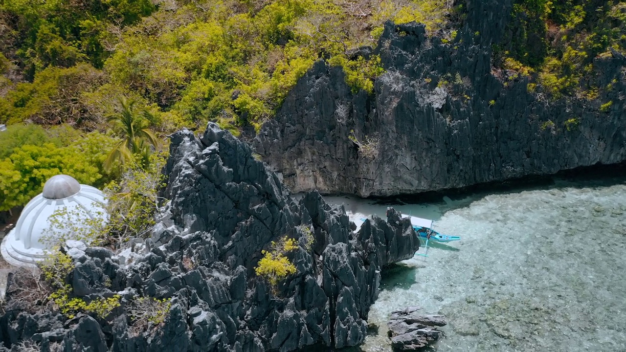 飞机沿着海岸线飞过马廷洛克神龛。El Nido，巴拉望岛，菲律宾。奇异的石灰岩山脉和珊瑚礁，清澈湛蓝的海水。跳岛观光游视频素材